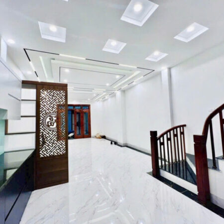 Nhà to đẹp mới có nội thất cơ bản, chính chủ bán nhà Nguyễn Văn Cừ, gần bãi ô tô, 52m2, 8.8 tỷ