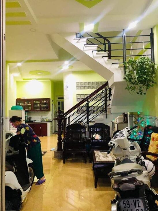 Cần tiền làm ăn bán nhà NGUYÊN HỒNG, 4 PHÒNG, HXH, giá 4.6 tỷ.