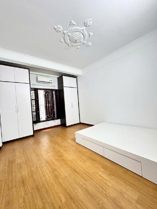 NHÀ PHỐ TRƯƠNG CÔNG GIAI – 32M2 X 5 TẦNG – 7.5 TỶ – Ô TÔ, 1 NHÀ RA PHỐ