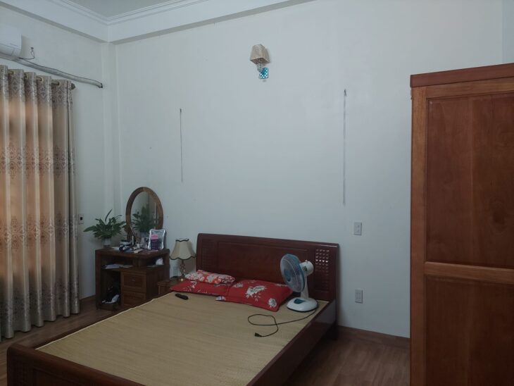 CẦN BÁN NHÀ TRÊN PHỐ NGÔ THÌ NHẬM, QUANG TRUNG 100M GIÁ LOANH QUANH 3.3 TỶ