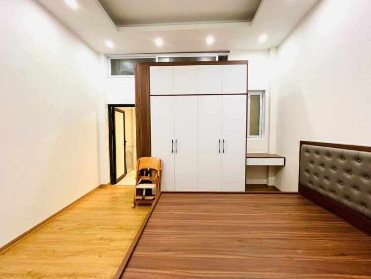 CHỦ NHÀ CẦN BÁN GẤP NHÀ ĐÊ LA THÀNH DT 39 -6 TẦNG -MT 5.4 GIÁ ;15 tỷ Ba Đình