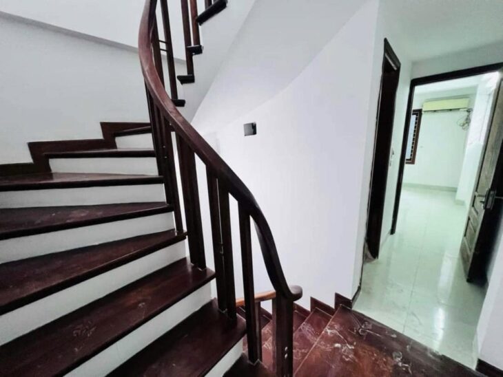 Chùa Láng -Chỉ hơn 5 tỷ – Nhà 5 Tầng – Mt 3.3m – Phân Lô 2 Mặt Thoáng – 1 Bước ra Ô tô – Đủ Công