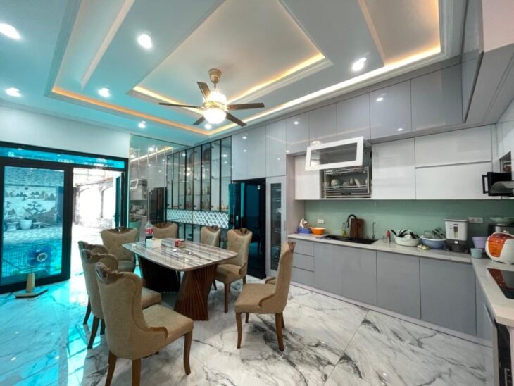 NHÀ DÂN XÂY MỚI – THANG MÁY – 5M Ô TÔ TRÁNH – TẶNG FULL NỘI THẤT XỊN XÒ – NHÀ ĐẸP VỀ Ở NGAY TRƯỚC