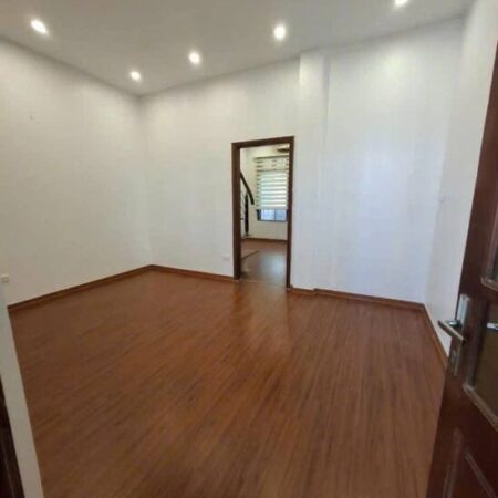 BÁN NHÀ TẬP THỂ QUÂN SỰ HOÀNG QUỐC VIỆT .DT ;34/80m- tầng 5 – GIÁ 3,1 TỶ.3 PHÒNG NGỦ CẦU THANG RỘNG