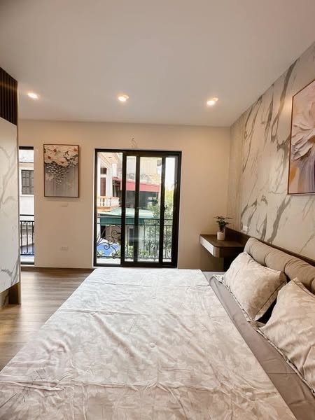 BÁN NHÀ ĐẸP VIỆT HƯNG- LONG BIỂN. DIỆN TÍNH 45M, 5 TẦNG, MẶT TIỀN RỘNG. 2 THOÁNG. ĐẦY ĐỦ NỘI THẤT,