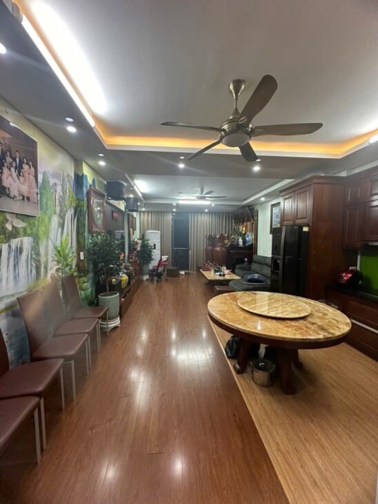 LINH ĐÀM – NHÀ PHÂN LÔ, Ô TÔ CONTAINER ĐỖ CỬA