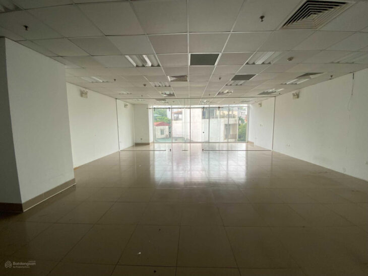 Cho thuê văn phòng 105m2 ở Tố Hữu – Lê Văn Lương sẵn nội thất ngăn 3 phòng đầy đủ PCCC giá 25 triệu