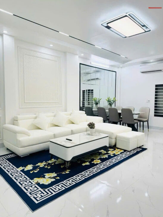 Nhà Đẹp Gần Hồng Tiến – Diện Tích 36m² – Giá 5.x Tỷ- Ô Tô đỗ Cửa