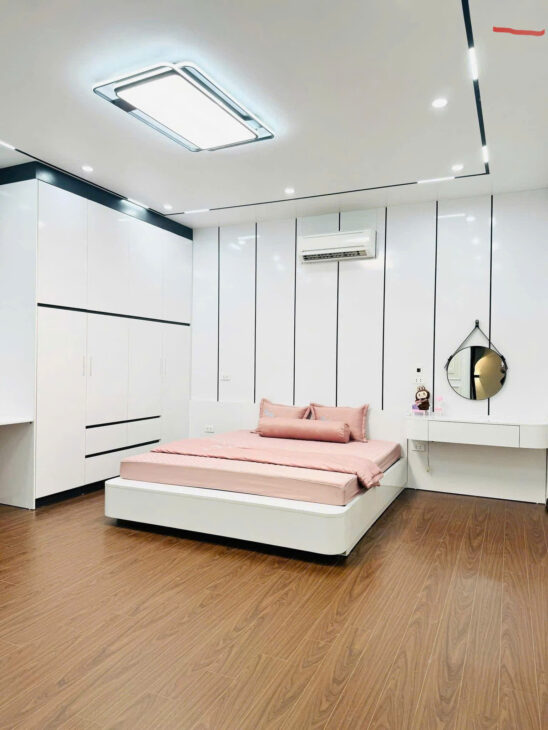 Nhà Đẹp Gần Hồng Tiến – Diện Tích 36m² – Giá 5.x Tỷ- Ô Tô đỗ Cửa