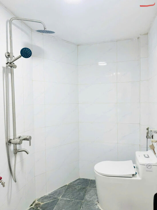 Nhà Đẹp Gần Hồng Tiến – Diện Tích 36m² – Giá 5.x Tỷ- Ô Tô đỗ Cửa