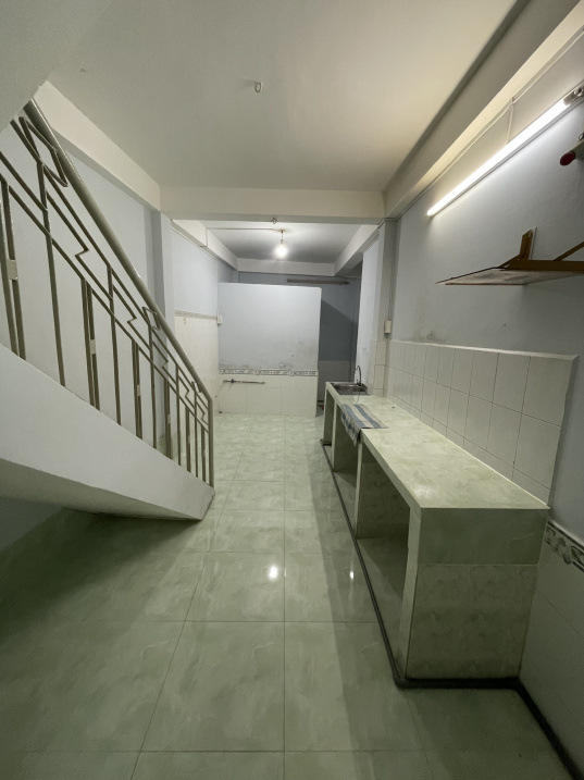 Nhà HXH sát đường Nguyễn Thần Hiến Q4, cách Q1 chỉ 1km, DT trên sổ 51m2, trệt, lầu, giá rẻ chỉ 4tỷ6