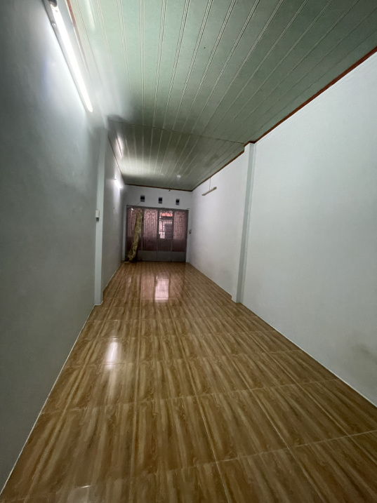 Nhà HXH sát đường Nguyễn Thần Hiến Q4, cách Q1 chỉ 1km, DT trên sổ 51m2, trệt, lầu, giá rẻ chỉ 4tỷ6