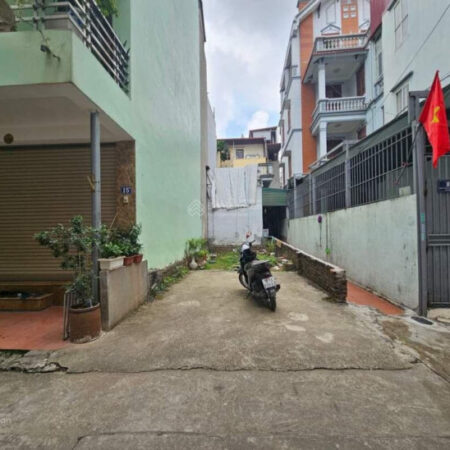 Đất phú thượng. Sát vách trường cấp 1 phú thượng, đường ô tô bãi ô tô cách nhà 20m. DT40m2 thoáng