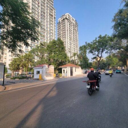 Mặt phố Ba Đình – Vỉa hè rộng – ô tô dừng đỗ – có hầm để xe – 100m chỉ 22 tỷ