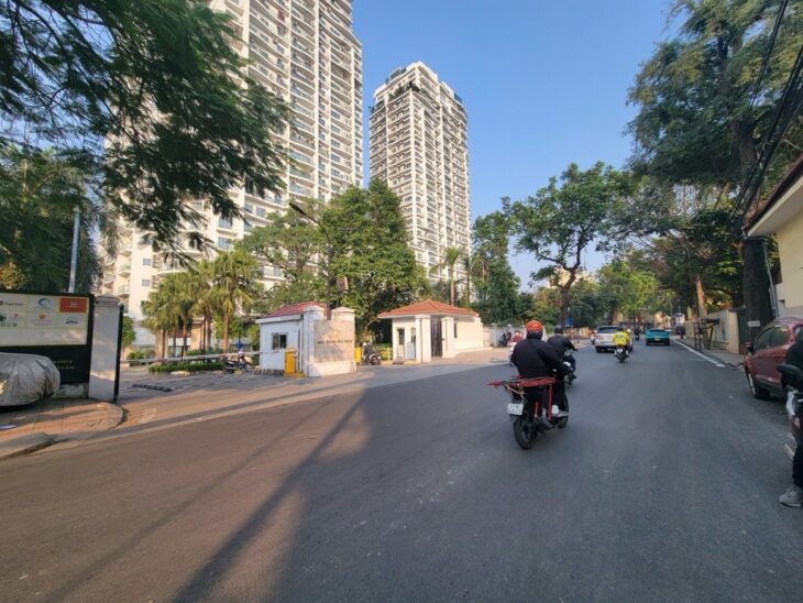 Mặt phố Ba Đình – Vỉa hè rộng – ô tô dừng đỗ – có hầm để xe – 100m chỉ 22 tỷ
