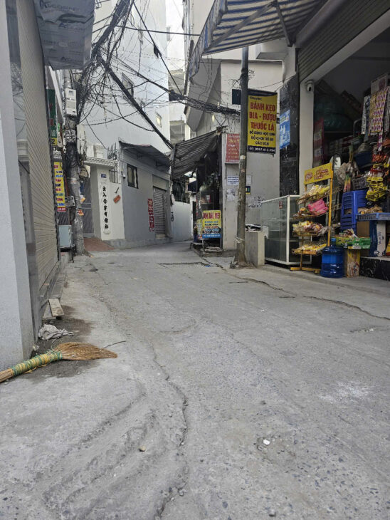 bán gấp nhà dân xây văn trì 35m2x4 tầng, ô tô 70m, xe ba gác vào nhà, giá chỉ 4.6 tỷ