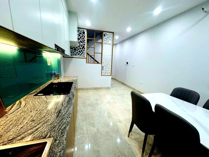 BÁN NHÀ RIÊNG PHỐ TRẠM-LONG BIÊN,30M2,6 TẦNG, MT 3.5M,5.8 TỶ.