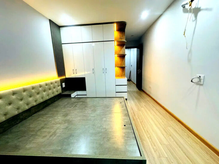 BÁN NHÀ RIÊNG PHỐ TRẠM-LONG BIÊN,30M2,6 TẦNG, MT 3.5M,5.8 TỶ.