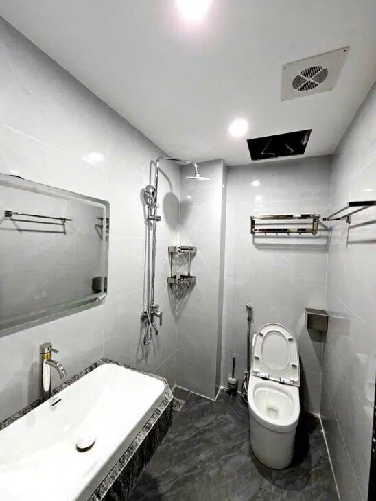 BÁN NHÀ RIÊNG PHỐ TRẠM-LONG BIÊN,30M2,6 TẦNG, MT 3.5M,5.8 TỶ.