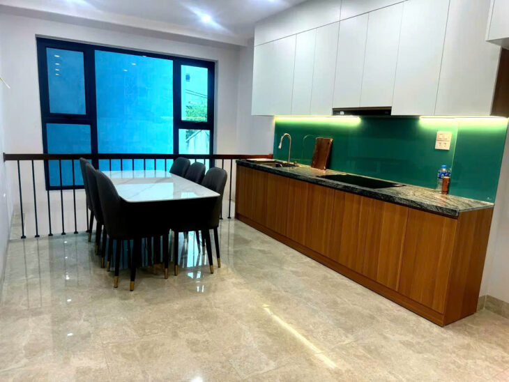 BÁN NHÀ RIÊNG PHỐ TRẠM-LONG BIÊN,30M2,6 TẦNG, MT 3.5M,5.8 TỶ.