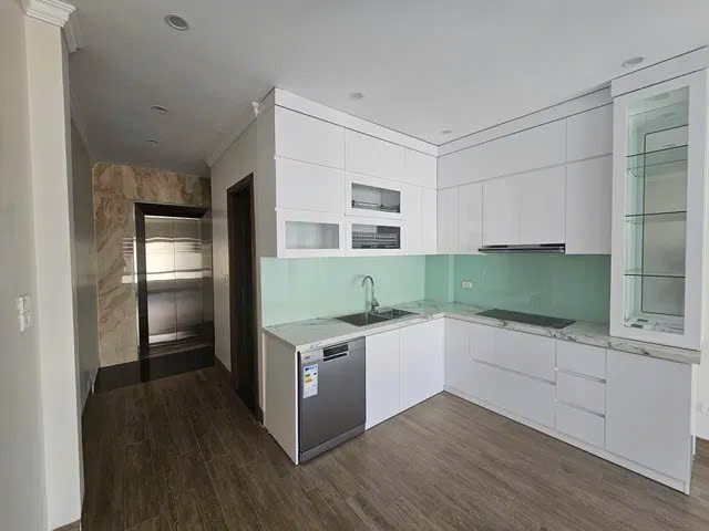 NHÀ MỚI- Ô TÔ NGỦ TRONG NHÀ PHỐ NGUYỄN VĂN CỪ- LONG BIÊN 45M2X 6 TẦNG, MT4M,10.8 TỶ.