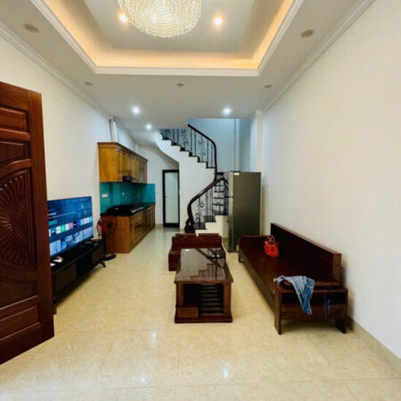 BÁN NHÀ ĐẸP HOA LÂM- LONG BIÊN. DIỆN TÍCH 32M, NHÀ 5 TẦNG, TẶNG FULL NỘI THẤT, VỊ TRÍ TRUNG TÂM Ở