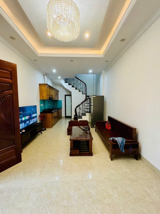 BÁN NHÀ ĐẸP HOA LÂM- LONG BIÊN. DIỆN TÍCH 32M, NHÀ 5 TẦNG, TẶNG FULL NỘI THẤT, VỊ TRÍ TRUNG TÂM Ở