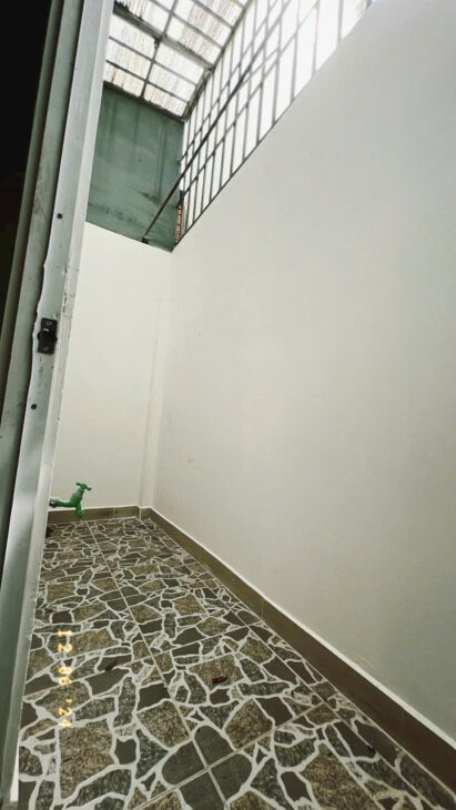 SÁT MẶT TIỀN HẺM Q4 DIỆN TÍCH 60 M2 SỔ HỒNG CÓ 2 TỶ HƠN