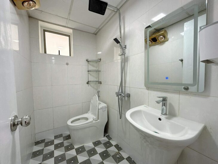 Em bán căn hộ chung cư Quận Hoàng Mai 2 ngủ, dt 63m2 FULL ĐỒ, giá chỉ 2ty26. Vay bank