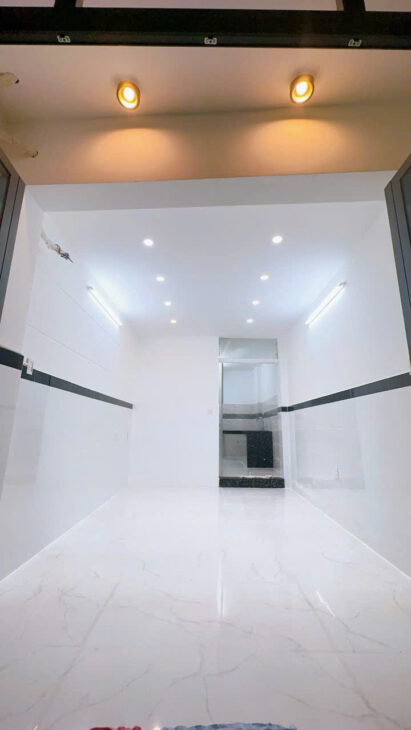 SÁT MẶT TIỀN HẺM XE HƠI VĨNH KHÁNH Q4 ĐÚC 5 TẤM HƠN 3 TỶ 0, 5 GIÂY Q1