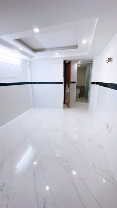 SÁT MẶT TIỀN HẺM XE HƠI VĨNH KHÁNH Q4 ĐÚC 5 TẤM HƠN 3 TỶ 0, 5 GIÂY Q1