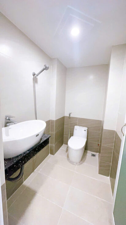 SÁT MẶT TIỀN HẺM XE HƠI VĨNH KHÁNH Q4 ĐÚC 5 TẤM HƠN 3 TỶ 0, 5 GIÂY Q1