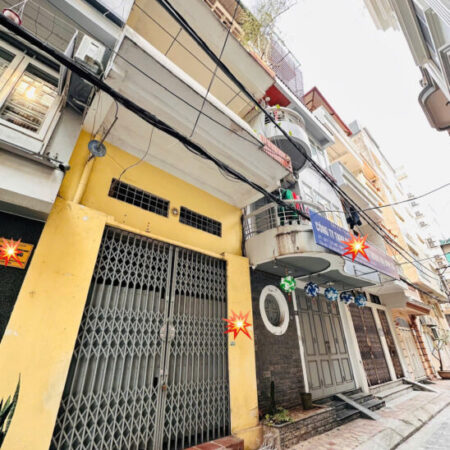 HOÀNG QUỐC VIỆT – CẦU GIẤY – 46M2 x 4T – MT 4M – 13 TỶ – VỈA HÈ – TRƯỚC NHÀ Ô TÔ TRÁNH