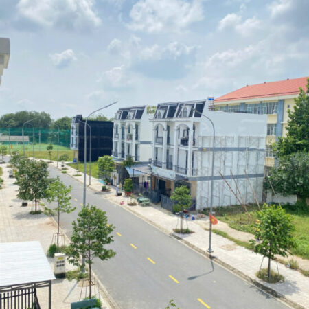 Gia đình tôi có lô đất 72m cần bán gấp Mọi tiện ích xum quanh bán kính 1km đầy đủ không thiếu bất