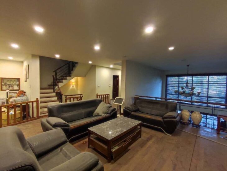 nhà đẹp mặt hồ Hai Bà Trưng, 130m x 4 tầng, mặt tiền 9m, 1 mặt ngõ, vỉa hè, ôtô tránh