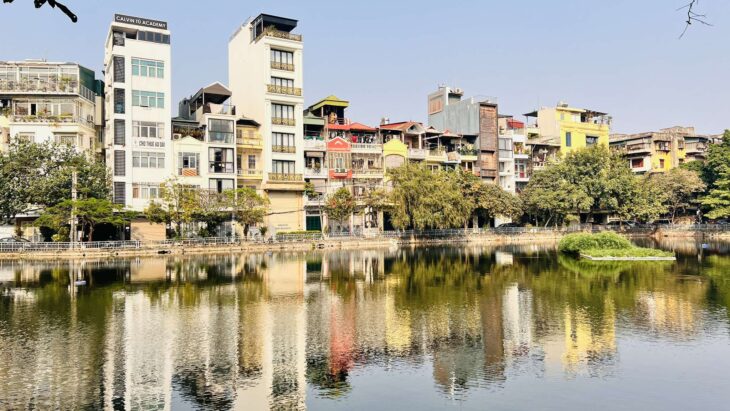 nhà đẹp mặt hồ Hai Bà Trưng, 130m x 4 tầng, mặt tiền 9m, 1 mặt ngõ, vỉa hè, ôtô tránh