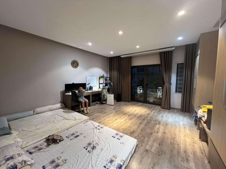 nhà đẹp mặt hồ Hai Bà Trưng, 130m x 4 tầng, mặt tiền 9m, 1 mặt ngõ, vỉa hè, ôtô tránh