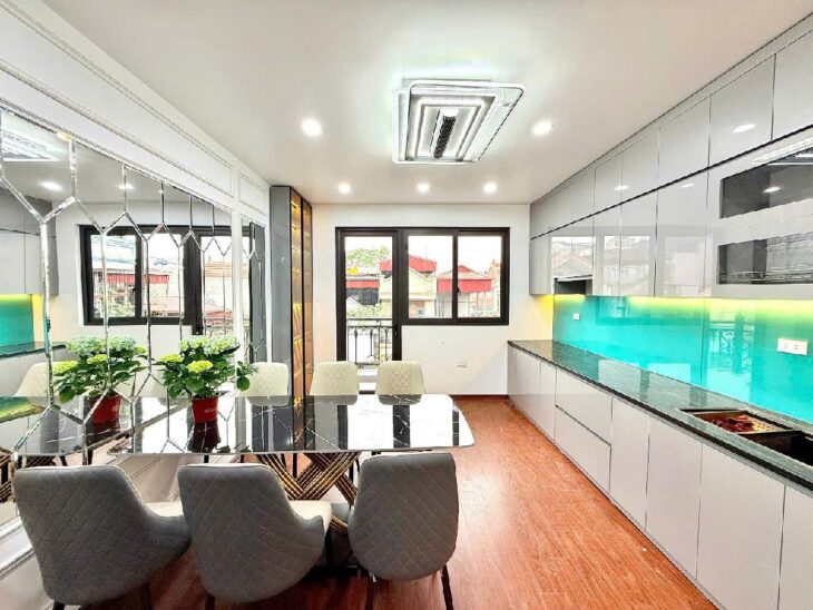 Nhà cực đẹp phố Lạc Long Quân 43m2, 6T thang máy 2 thoáng view sân rộng 100m2 gần Hồ