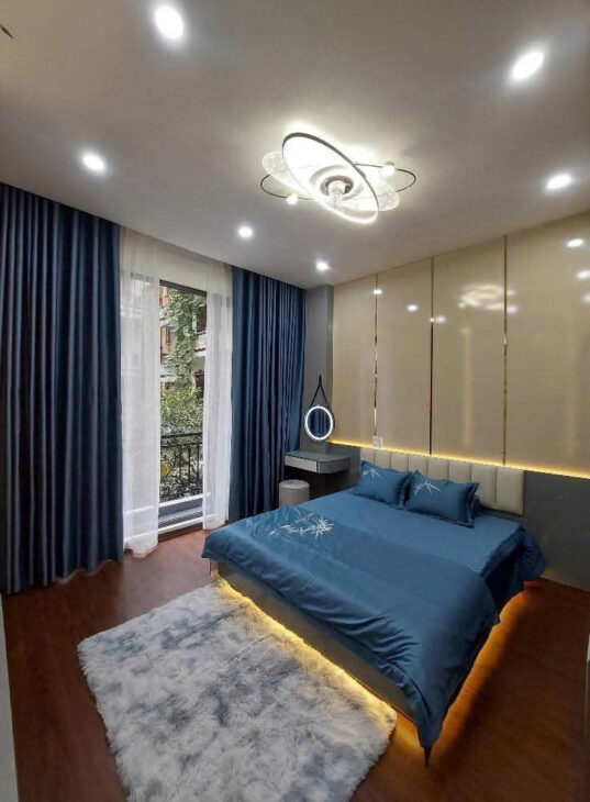 Nhà cực đẹp phố Lạc Long Quân 43m2, 6T thang máy 2 thoáng view sân rộng 100m2 gần Hồ