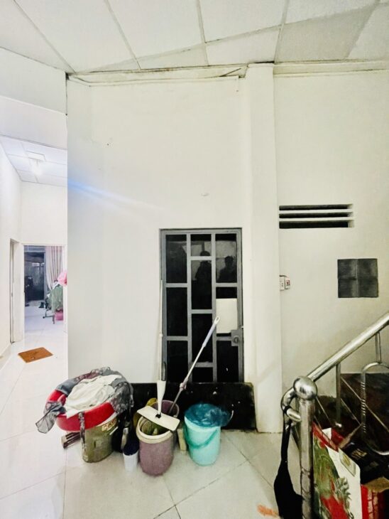 CẦN BÁN GẤP NHÀ HẺM 6M LÊ THỊ RI, TRUNG TÂM THỊ TRẤN HÓC MÔN, SHR KHÔNG QH, 55M2 2 TẦNG 3 PN NỞ HẬU