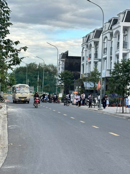 Cần bán đất mặt tiền đường nhựa 13m gần KCN Vsip 2 đối diện trường học cấp 1, cấp 2 phú chánh