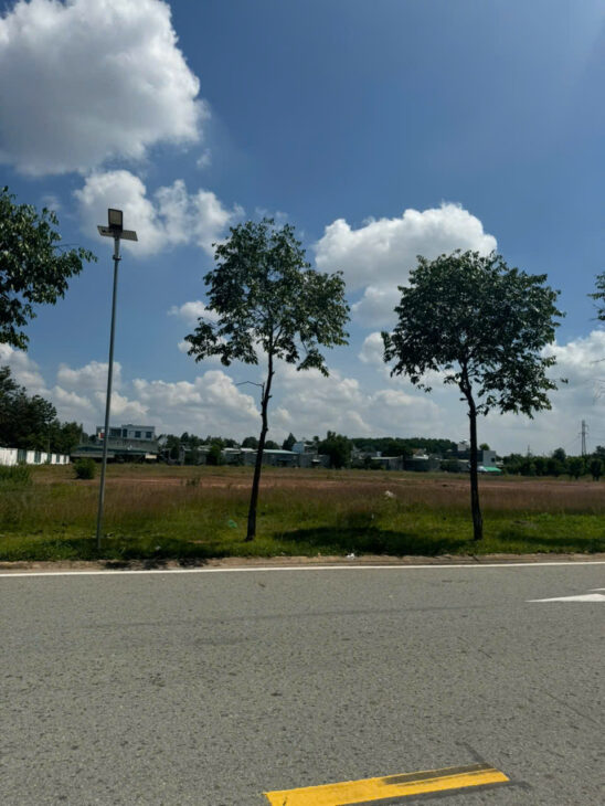 Bán khu đất chính chủ. Sổ hồng 1,000m2, giá bán 425tr. LH: 0918.76.9977