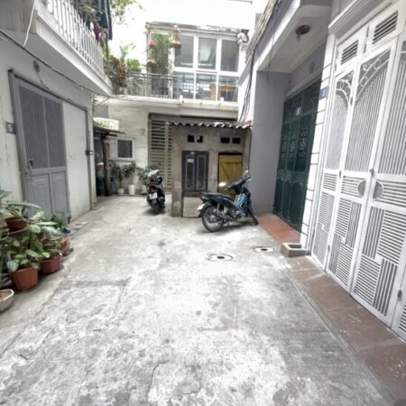 CHÍNH CHỦ CẦN BÁN GẤP CĂN NHÀ TẠI NGỌC LÂM- 10M RA MẶT PHỐ- CÓ CHỖ ĐỂ OTO- NHÀ ĐẸP Ở LUÔN