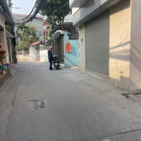 Nhỉnh 5 Tỷ tại Thạch bàn Long biên, Oto đỗ cửa, nhà đối diện trường học, cạnh bệnh viện, hàng xóm