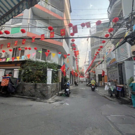 PHÚ NHUẬN. GẦN CHỢ CÂY QUÉO. SÁT HẺM XE HƠI QUAY ĐẦU