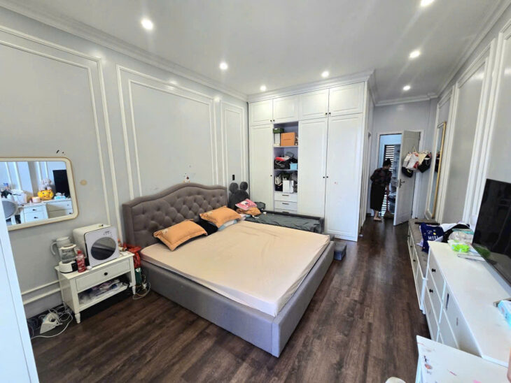 Bán nhà mặt đường Khúc Thừa Dụ, 97m 3 tầng, độc lập dân xây cực đẹp, Giá 8.7 tỉ