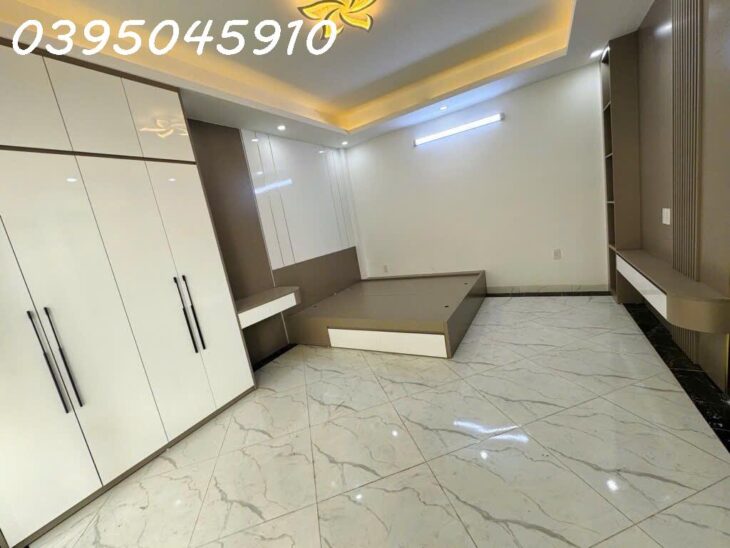 Hiếm – Lô Góc Ngõ Nông Gần Ô Tô – Thang máy
