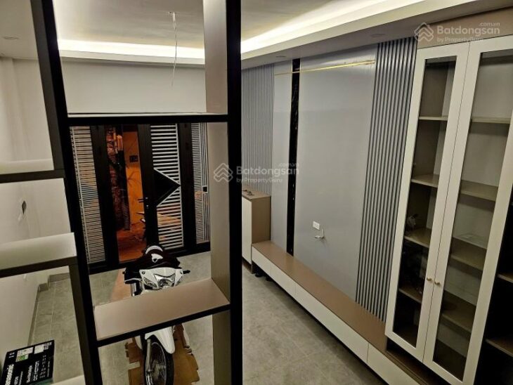 Nhà mới 9.5 tỷ Dương Quảng Hàm, Cầu Giấy 5T, 3 Ngủ, Ngõ Ba Gác, Gần oto, gần phố chính