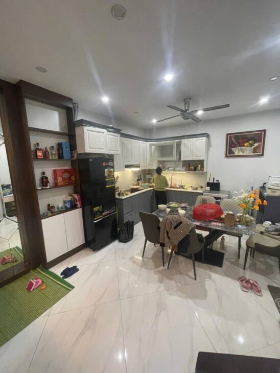 Bán nhà Trương Định giá 9.8 tỷ, diện tích 56m2, 5 tầng, mặt tiền 5.5m