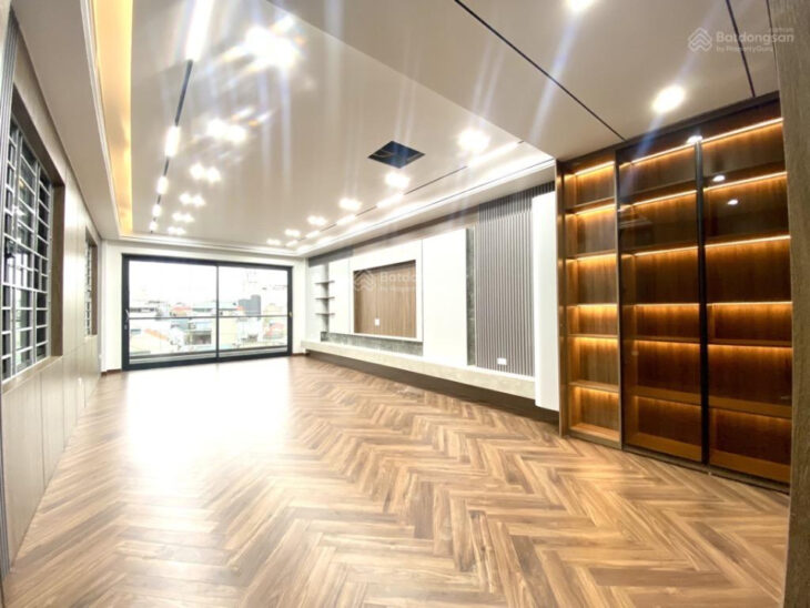 Bán nhà 8 tầng phố Hoàng Quốc Việt 60m2, phân lô ô tô, thang máy, 2 thoáng, giá 21.5 tỷ.